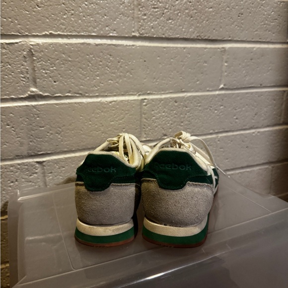 Reebok Women’s White and Green Classic Low-Top Sneakers with Gum Outsole - Picture 3 of 4